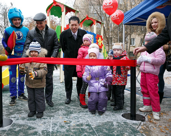 Компания «Тойота Мотор» подарила детскую площадку жителям города Мытищи