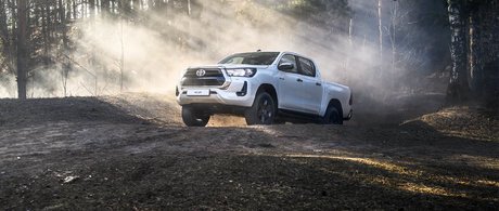 Иконы бездорожья в новом статусе: Toyota обновила рамные внедорожники Hilux и Fortuner
