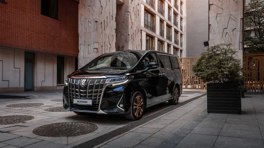 Фото Toyota Alphard спереди