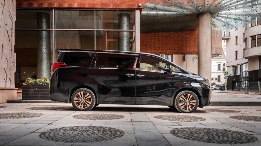 Фото Toyota Alphard с боковой стороны