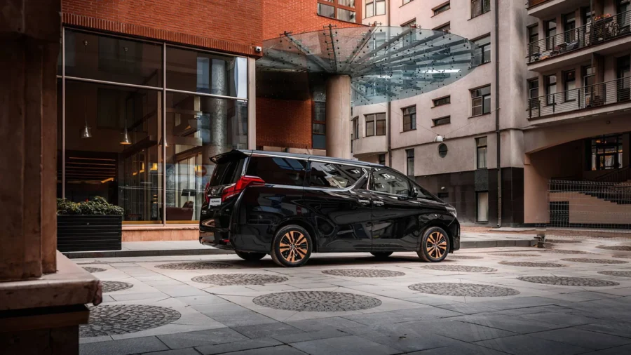 Фото Toyota Alphard сзади