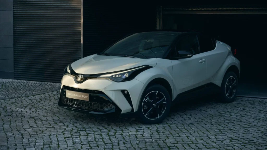 Фото Toyota C-HR спереди