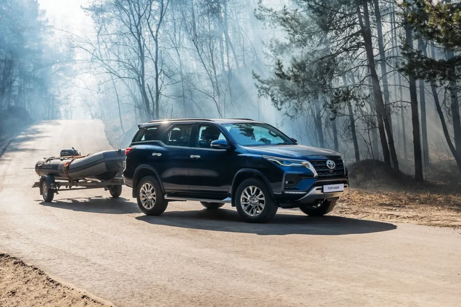 Фото Toyota Fortuner с боковой стороны