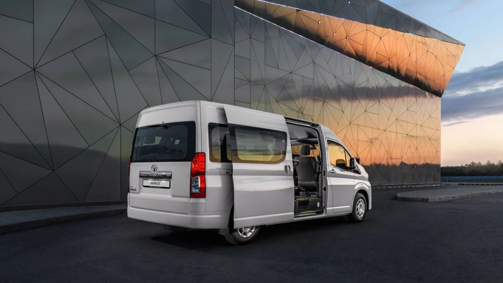Фото Toyota Hiace сзади