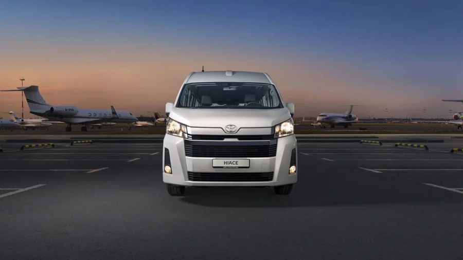 Фото Toyota Hiace спереди