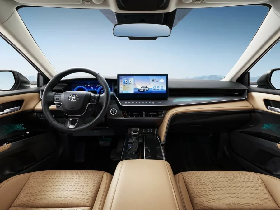 Фото переднего ряда в Toyota Camry