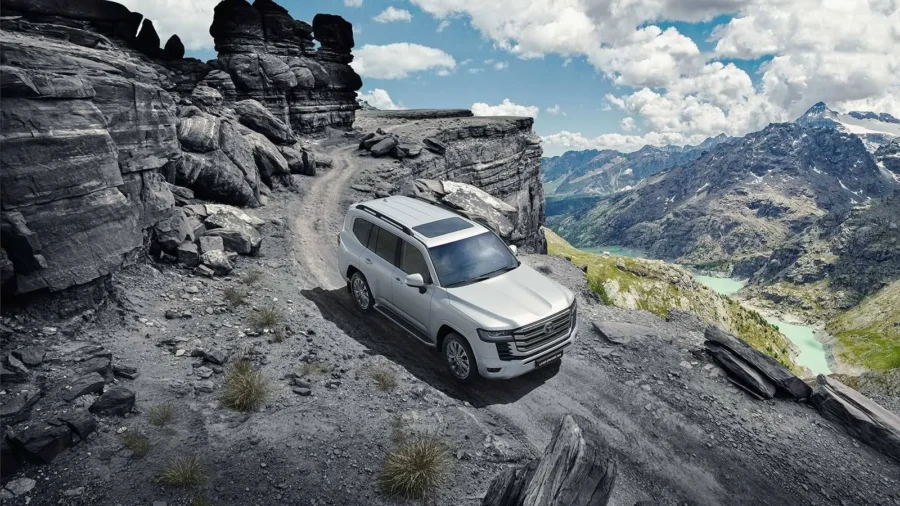 Фото Toyota Land Cruiser 300 сверху