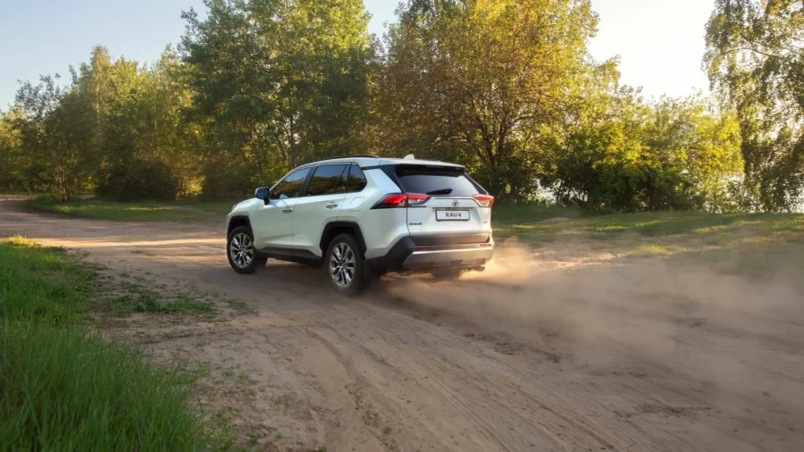 Toyota RAV4 сзади